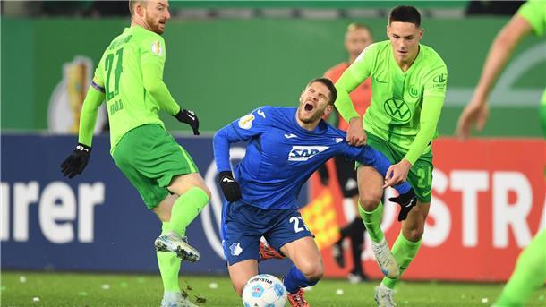 Aus nach Baumann-Patzer: Hoffenheim verliert in Wolfsburg Schmerzhaft: Die Wolfsburger Maximilian Arnold (l) und Joakim Maehle stoppen Hoffenheims Torjäger Andrej Kramaric.