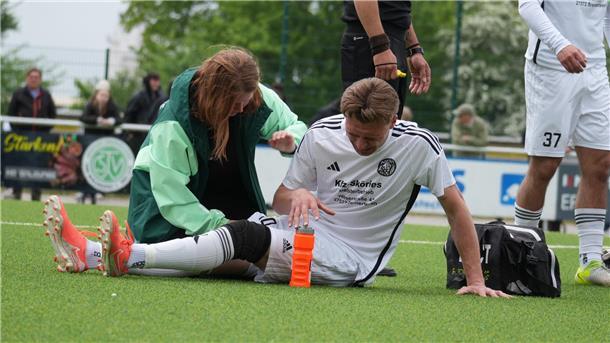 Schmerzlicher Abstiegskampf für die TSV Wulsdorf: Physiotherapeutin Lara Klockmann behandelt Egor Mironenko im Derby gegen die Leher TS.