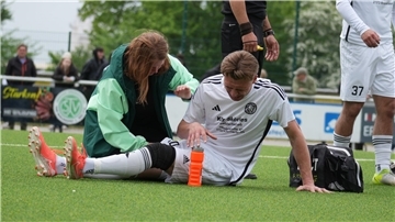 Schmerzlicher Abstiegskampf für die TSV Wulsdorf: Physiotherapeutin Lara Klockmann behandelt Egor Mironenko im Derby gegen die Leher TS.