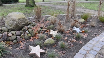 Schmetterlinge und Steine in Sternform schmücken das neue Grabfeld in Selsingen für Sternenkinder.