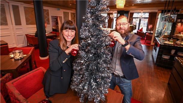 Schmücken gegen den Corona-Frust: Emina und Martin Seiffert vom Hotel Haverkamp wollen sich und den wenigen Geschäftsreisenden, die sie noch beherbergen dürfen, die Vorweihnachtszeit so angenehm wie möglich machen.