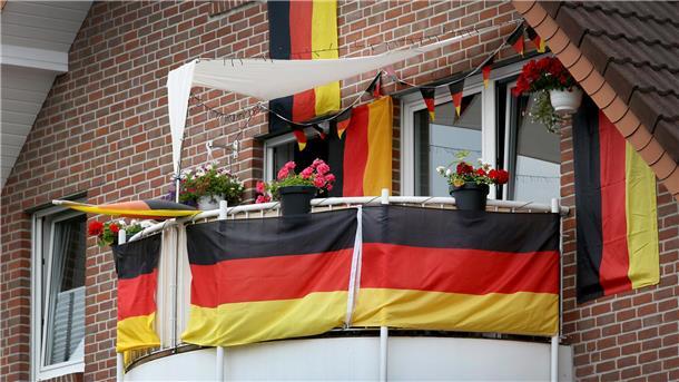 Ein mit Deutschland-Fahnen geschmückter Balkon