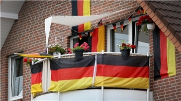 Ein mit Deutschland-Fahnen geschmückter Balkon