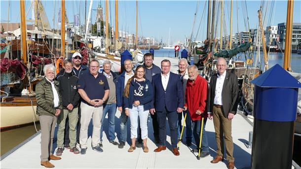 Schnacken mit Bundestagsabgeordnetem Uwe Schmidt über die Idee einer gemeinsamen Stiftung: Vertreter der Traditionsschiffe aus Bremerhaven und umzu.