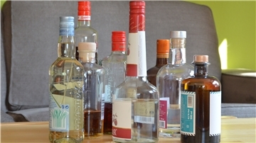 Schnaps und Likör sind quasi überall verfügbar. Deshalb brauchen trockene Alkoholiker eine ausgefeilte Strategie, um nicht in Versuchung zu geraten.