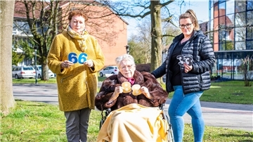„Schnapszahlengeburtstag“ im Wonnemonat Mai (von links): Doris Zorn, ihre Mutter Elly Hollack und Enkeltochter Alana Gerken.
