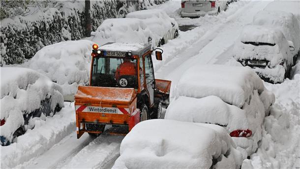 Schnee und Eis legen Süddeutschland lahm Schnee und Eis haben im Süden Bayerns auf den Straßen und bei der Bahn für Chaos gesorgt - wie hier in München.