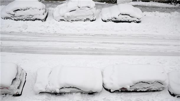 Schnee und Eis legen Süddeutschland lahm Schnee und Eis haben im Süden Bayerns für Verkehrschaos gesorgt. Hier eine Straße in München.