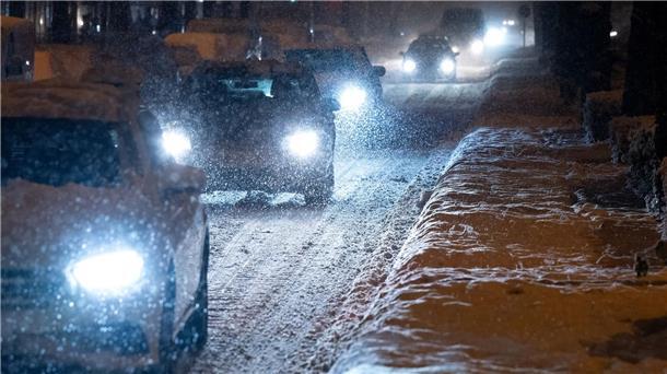 Schnee und Eis legen Süddeutschland lahm Schnee und Eis sorgen in Bayern für Chaos im Verkehr.