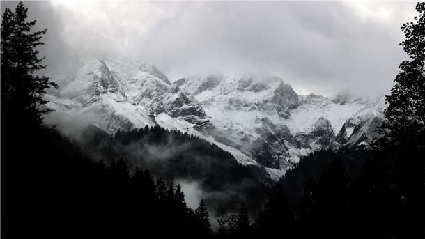 Es wird kühler in Deutschland - Schnee in den Alpen erwartet Schnee und Wolken in den Alpen.