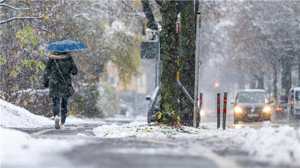 Schneefall in Niederbayern. Der Deutsche Wetterdienst erwartet weiter Neuschnee.