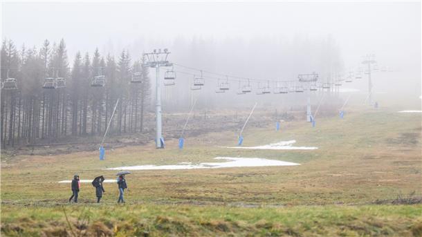 Schneereste liegen am Hexenritt am Wurmberg im Harz.