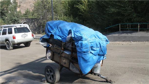 Schnell gepackt: Ein Anhänger mit Sachen von Flüchtlingen steht abgestellt am Straßenrand.
