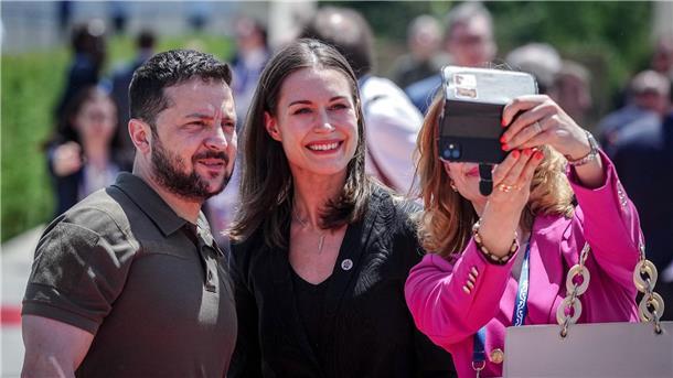 Schnell noch ein Selfie: Finnlands scheidende Ministerpräsidentin Sanna Marin und Ukraines Präsident Wolodymyr Selenskyj.