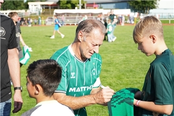 Schnell noch eine Unterschrift von Weltmeister Günter Herrmann.