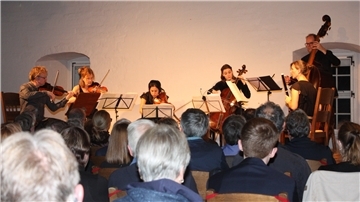 Schnell zogen die Musikerinnen und Musiker der Deutschen Kammerphilharmonie Bremen die Konzertbesucher in der Burg zu Hagen in ihren Bann. Foto: Kistner