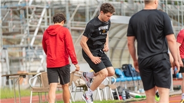 Schnelle Schritte über die Hürden – Lenny Boos im Sommertraining der Fischtown Pinguins.