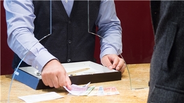 Schnelles Geld: Anders als bei Bankdarlehen müssen Kunden für einen Pfandkredit keine Einkommensnachweise vorlegen oder sonstige Auskünfte erteilen.