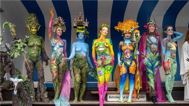 „Waldfee“ wird Bodypainting-Siegerin Schön bunt: Models präsentieren ihre von Bodypainting-Künstlern bemalten Körper.