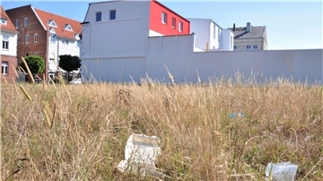 Schön geht anders: Müll auf der verdorrten Wiese an der Bahnhofstraße. Dort stand mal das Hotel zur Post.