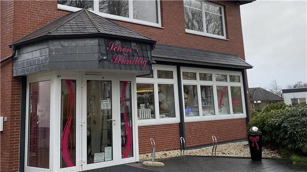 Kamm in: Das sind die krehaartivsten Friseurnamen zwischen Wesermarsch und Elbe "Schön und schnittig" gibt dieser Salon in Butjadingen als seine Leitlinie aus.