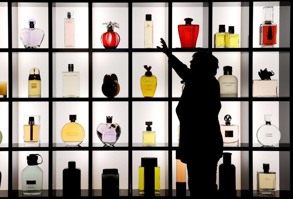 Schöne bunte Parfumwelt: Eine Frau steht vor einer Vitrine mit verschiedenen Flacons. (Archivbild)