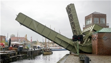 Öffnung der Brücke zwischen Neuem und Altem Hafen