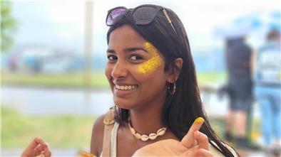 Schönheit kann so vielfältig sein! Diese Deichbrand-Besucherin sieht wie eine glitzernde Märchenprinzessin aus und gehört auf jeden Fall zu den schönsten Frauen des Festivals.