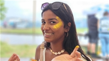 Schönheit kann so vielfältig sein! Diese Deichbrand-Besucherin sieht wie eine glitzernde Märchenprinzessin aus und gehört auf jeden Fall zu den schönsten Frauen des Festivals.