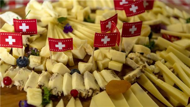 US-Zollhammer: Schweizer fürchten Wirtschaftseinbruch Schokolade und Käse aus der Schweiz dürfte in den USA unerschwinglich teuer werden (Archivbild)