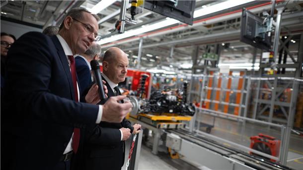 „Elektromobilität funktioniert“ - Kanzler besucht VW Emden Scholz sieht die deutsche Autoindustrie für den globalen Wettbewerb gerüstet.