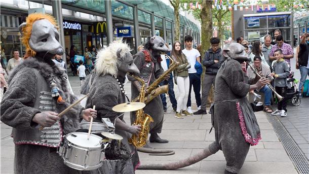 Die Rattenband vom Theater Paspartout spielt in der Fußgängerzone.