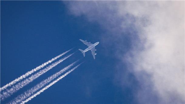 Schon ab 2025 muss in der EU Flugbenzin nachhaltige Kraftstoffe beigemischt werden.