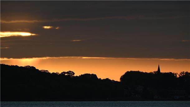 Bilder des Tages Schon am Morgen zogen an der Küste große Wolken auf.