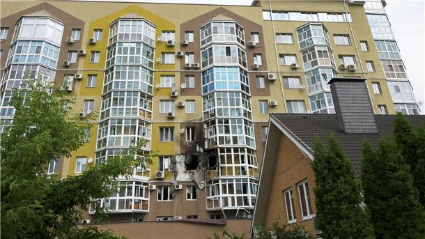 Schon Anfang Juni war Woronesch Ort von Kampfhandlungen. Zerbrochene Fenster und Brandspuren sind nach dem Einschlag einer Drohne an einem Wohnhaus zu sehen. (Archivfoto)