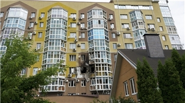 Schon Anfang Juni war Woronesch Ort von Kampfhandlungen. Zerbrochene Fenster und Brandspuren sind nach dem Einschlag einer Drohne an einem Wohnhaus zu sehen. (Archivfoto)