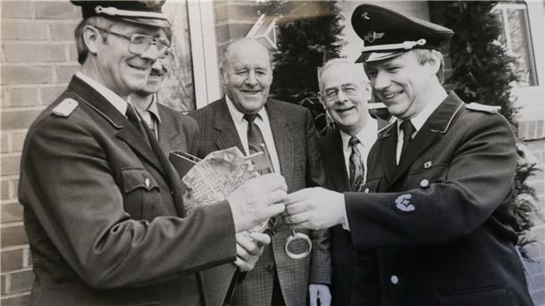 Ehre für langjährigen Gemeindebrandmeister Helmut Heinemeyer Einweihung des Köhlener Feuerwehrhauses am 12. April 1991 mit Ortsbrandmeister Hermann Matthäi, Samtgemeindebürgermeister Robert Eckhoff, Landrat Martin Döscher und Helmut Heinemeyer als Gemeindebrandmeister der Samtgemeinde Bederkesa
