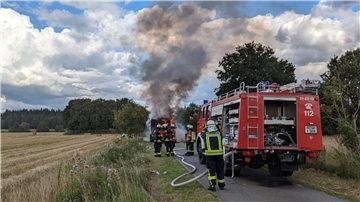 Schon beim Anrücken ist der Brand an der Erntemaschine sichtbar