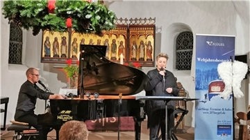 Schon bevor das Duo „2Flügel“, bestehend aus Dr. Benjamin Seipel und Christina Brudereck, in das Konzert startete, lobte es unter anderem die schöne Kirche und die gute Akustik.