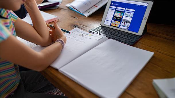 Schon die jüngsten Schülerinnen und Schüler können mit einem Tablet umgehen. Hier sitzt eine 7-jährige Erstklässlerin vor einem Gerät.