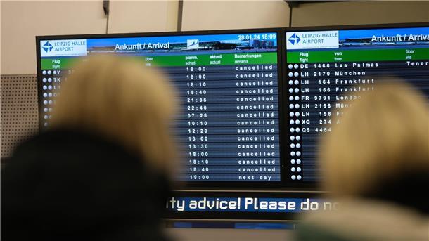 Gewerkschaften: Zeitgleiche Streiks bei Bahn und Lufthansa Schon im Januar fielen viele Flüge aus (Archivbild).
