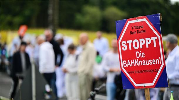 Schon in den 90er-Jahren plante die Deutsche Bahn eine neue Verbindung Hamburg–Hannover unter Einbeziehung von Bremen mit Namen „Y-Trasse“, sie scheiterte an Protesten.