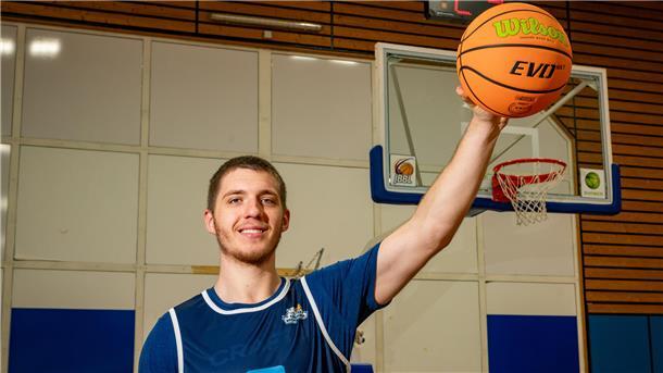 Schon in der sechsten Klasse war Hendrik Warner 1,84 Meter groß. Inzwischen sind bei dem Eisbären-Neuzugang noch einige Zentimeter dazugekommen.