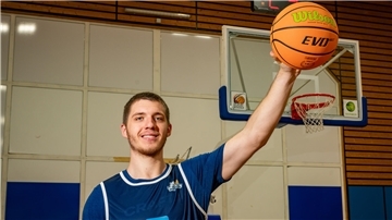 Schon in der sechsten Klasse war Hendrik Warner 1,84 Meter groß. Inzwischen sind bei dem Eisbären-Neuzugang noch einige Zentimeter dazugekommen.