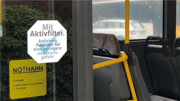 Schon jetzt sind einige Busse im Einsatz, die mit den neuen Filtersystemen ausgestattet sind – entsprechende Aufkleber an den Türen weisen darauf hin.