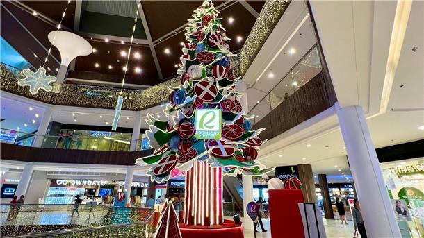 Schon Monate vor Weihnachten werden in Einkaufszentren riesige Weihnachtsbäume enthüllt.