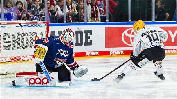 Eishockeyspieler der Fischtown Pinguins beim Torschuss