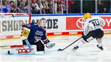 Eishockeyspieler der Fischtown Pinguins beim Torschuss