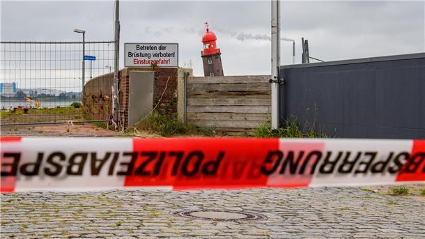 Schon seit 2015 war der Weg zum Molenturm gesperrt. Nach der Havarie kommen Absperrband und Bauzäune dazu. Die Geesteeinfahrt wird am 18. August sofort für den Schiffsverkehr gesperrt, damit die abgesackte Mole durch Wellenschläge nicht weiter gefährdet wird.