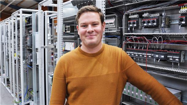 Christian Diekmann vor einer Schaltanlage voller Elektronik